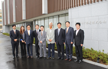 四国華僑華人連合会の張嘉樹会長及び理事と鄭祥林総領事