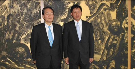 左）香川県知事浜田　恵造氏；　右）中華人民共和国駐大阪総領事館総領事鄭　祥林氏記念写真