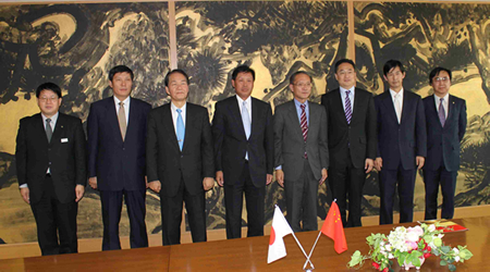 香川県知事浜田　恵造氏、中華人民共和国駐大阪総領事館総領事鄭　祥林氏と領事趙大為氏と当連合会張会長及び冷事務局長、毛理事記念写真