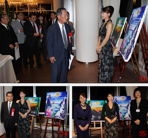 作品鑑賞風景 丸亀商工会議所副会頭　森 茂氏と野崎 はるか氏記念撮影 左から司会多田裕子氏、野崎はるか氏、カセイ物産常務取締役韓震氏